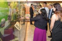 學生大使為嘉賓介紹書院過去十年的主要發展和一些標誌性活動